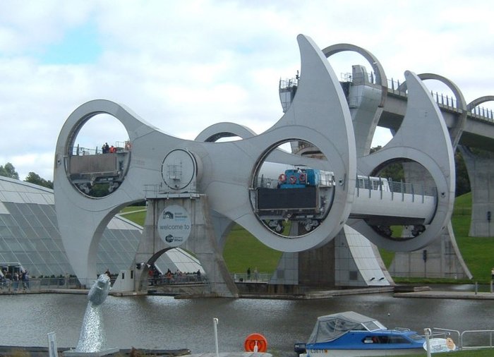 Falkirk_wheel_half_way_round_famine_wikipedia_775.jpg