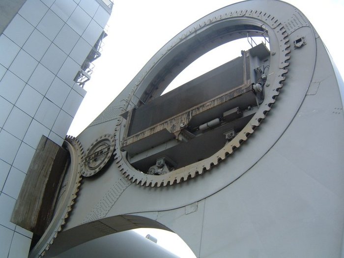 Falkirk_wheel_cog_mechanism_wikipedia_775.jpg