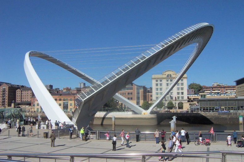 Gateshead_millenium_bridge_open_775.jpg